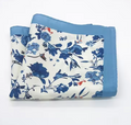 Pocket square - Kremhvitt med blomstermotiv og blå kant
