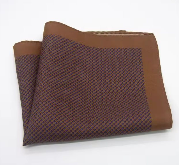 Pocket square - Brun med diskret småmønstre i blått