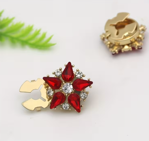 Knappepynt - Strass stjerneblomst (rød)