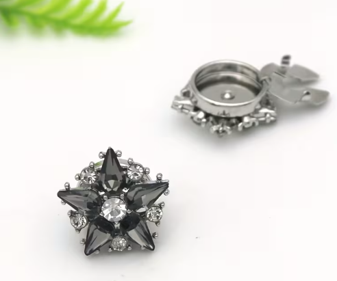 Knappepynt - Strass stjerneblomst (sort)